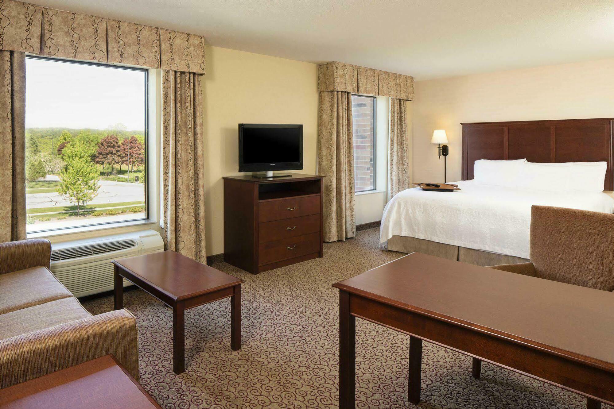 Hampton & Hotel West Bend